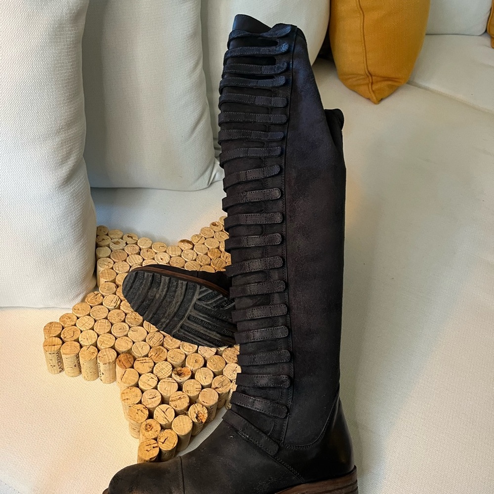 Black Forest knee hi Boots - Picture 3 of 15